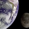 Фотографии Земли, справа луна